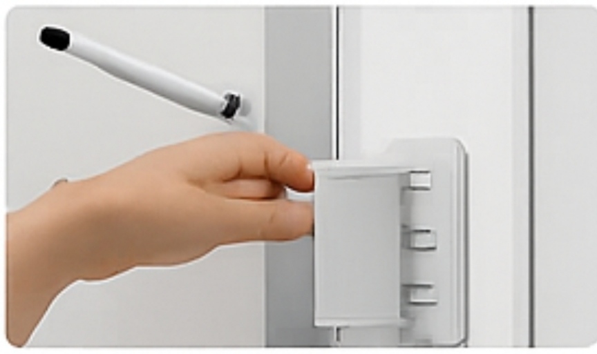 Τεχνικός συντηρεί σύστημα ασφάλειας σε πίνακα